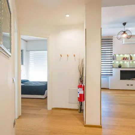 Comfort-moderno And Parking アパート ジェノヴァ